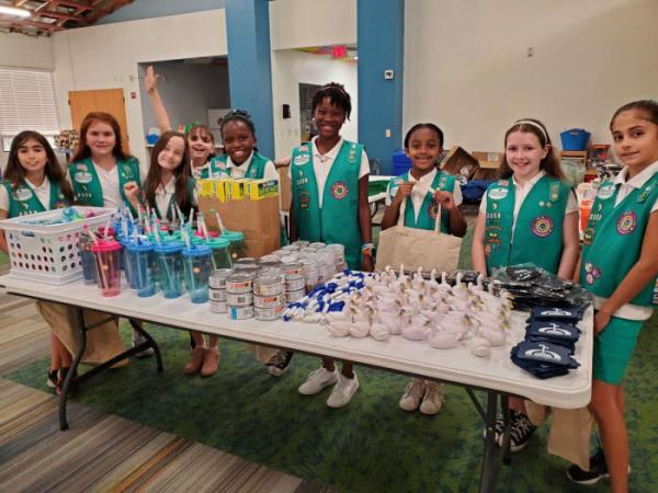 佛罗里达州中部的女童子军帮助孩子们准备飓风工具包