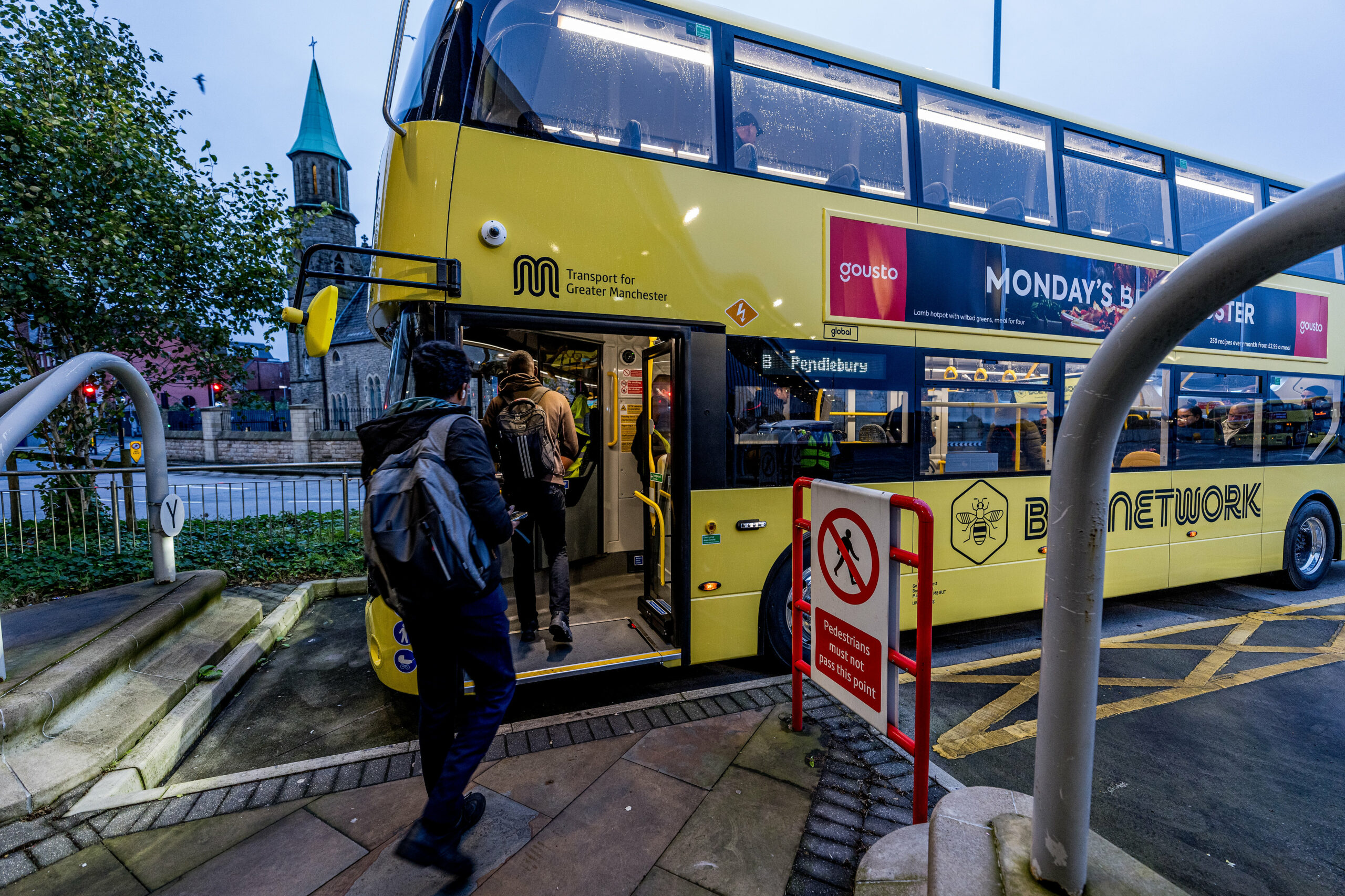 Go-Ahead动员了曼彻斯特的第一批蜜蜂网络巴士