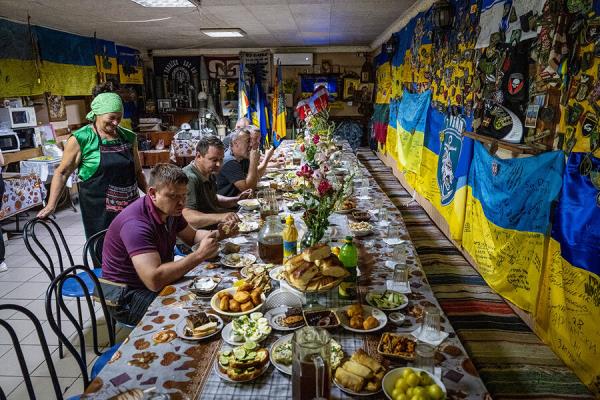 乌克兰咖啡馆为士兵提供免费食物和母爱